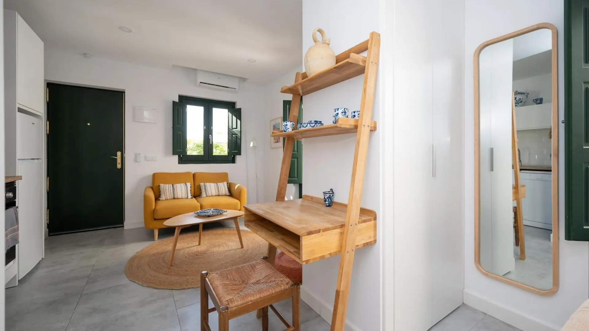 Lovely House In Peaceful Courtyard Benalmadena