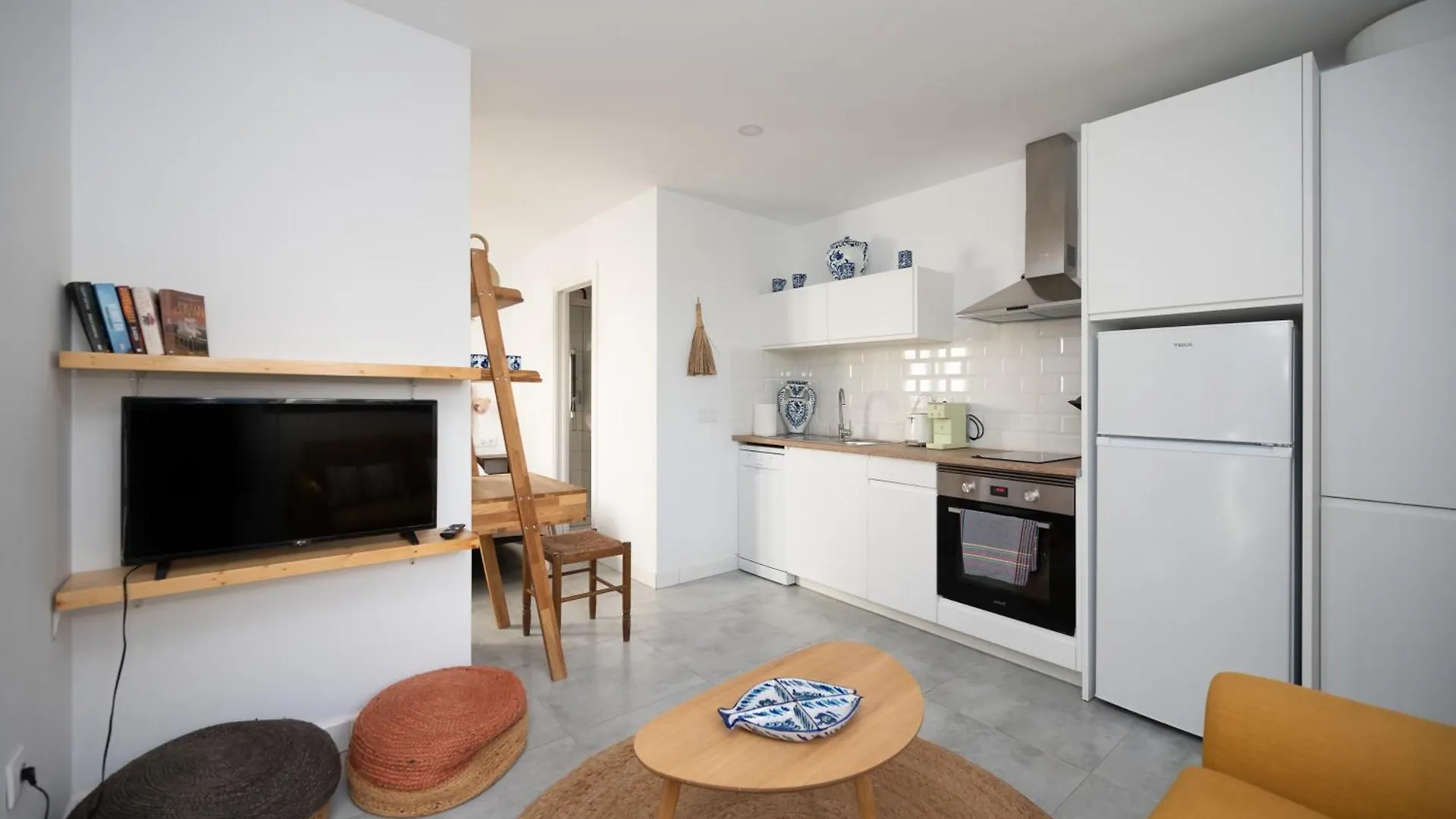 Lovely House In Peaceful Courtyard Benalmadena