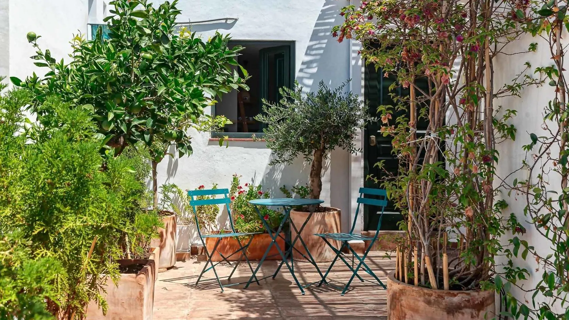 Lovely House In Peaceful Courtyard contacts